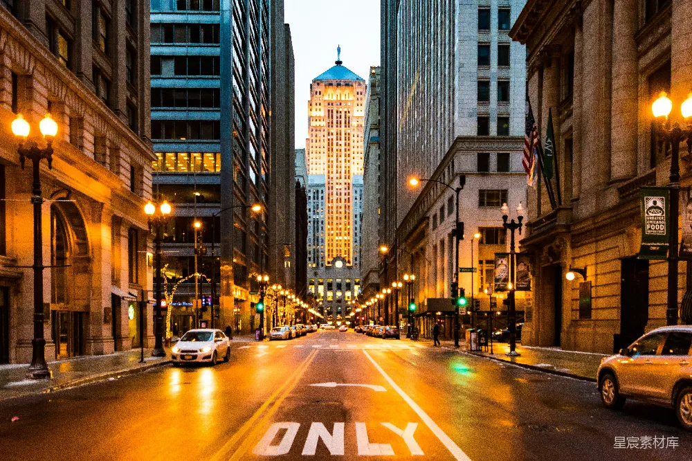 高清摄影  灯火通明的道路周围环绕着建筑物