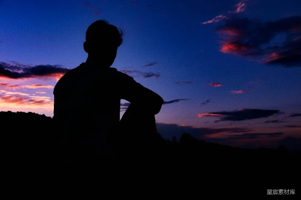 高清摄影  夕阳下，蓝天下一个男子的剪影