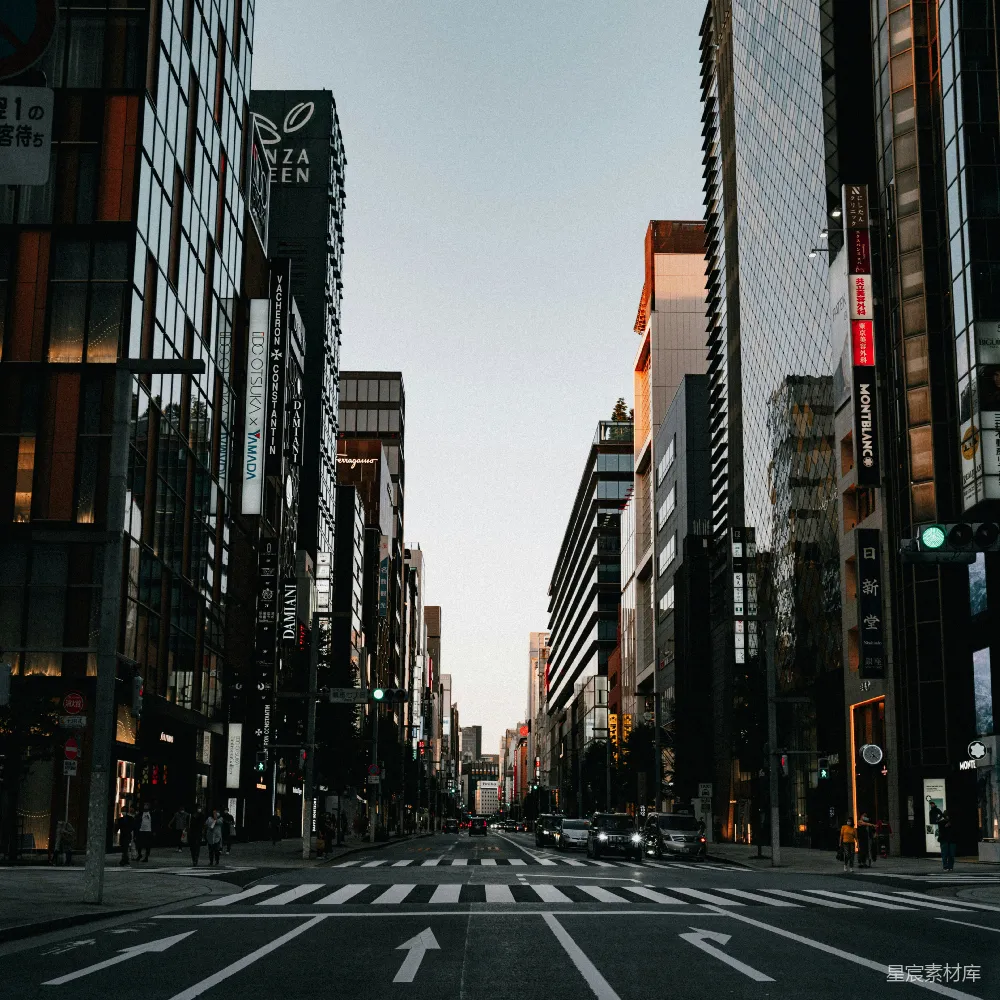 高清摄影  一条充满高楼大厦的城市街道