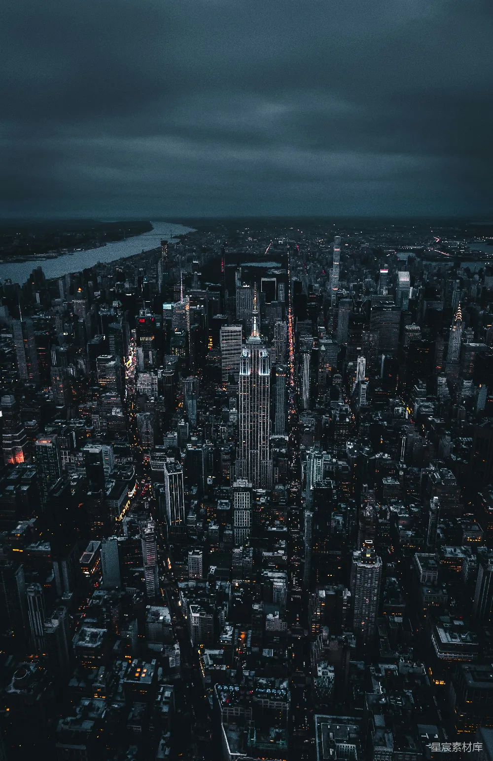 高清摄影  夜晚城市天际线的航拍照片
