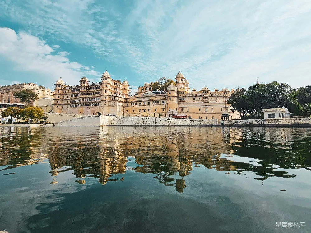 高清摄影  一座大建筑物坐落在湖上
