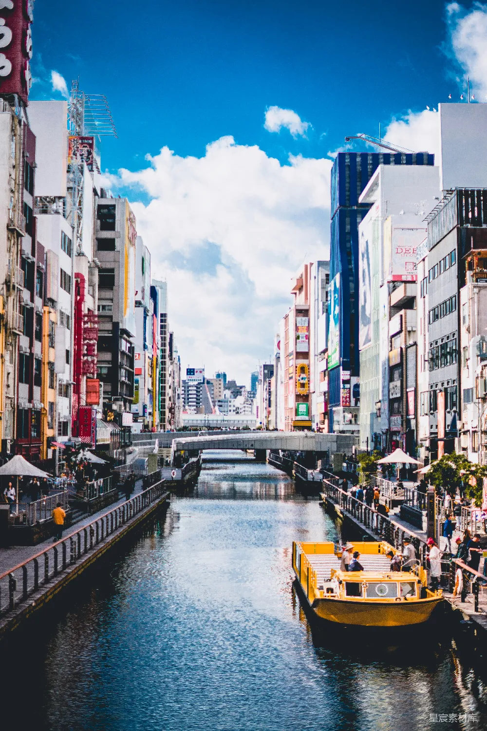高清摄影  白天混凝土建筑之间的水景照片