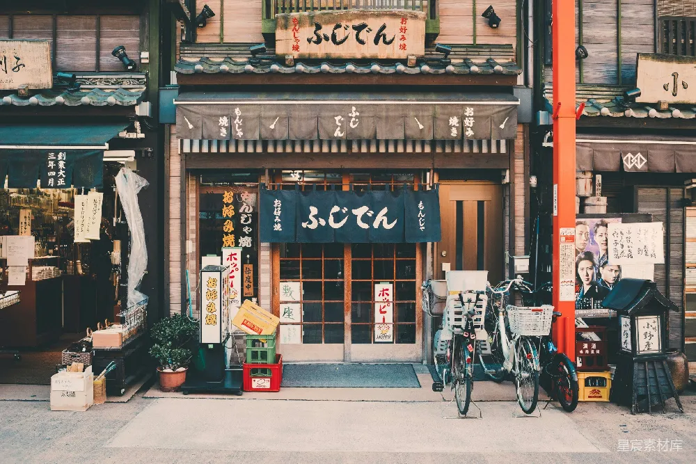 高清摄影  三辆自行车停在建筑前。