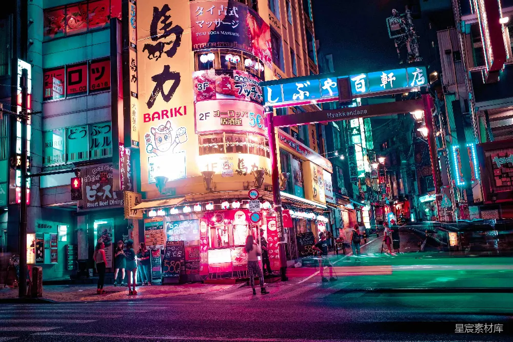 高清摄影  一组人在夜间街道上站着的卡通场景