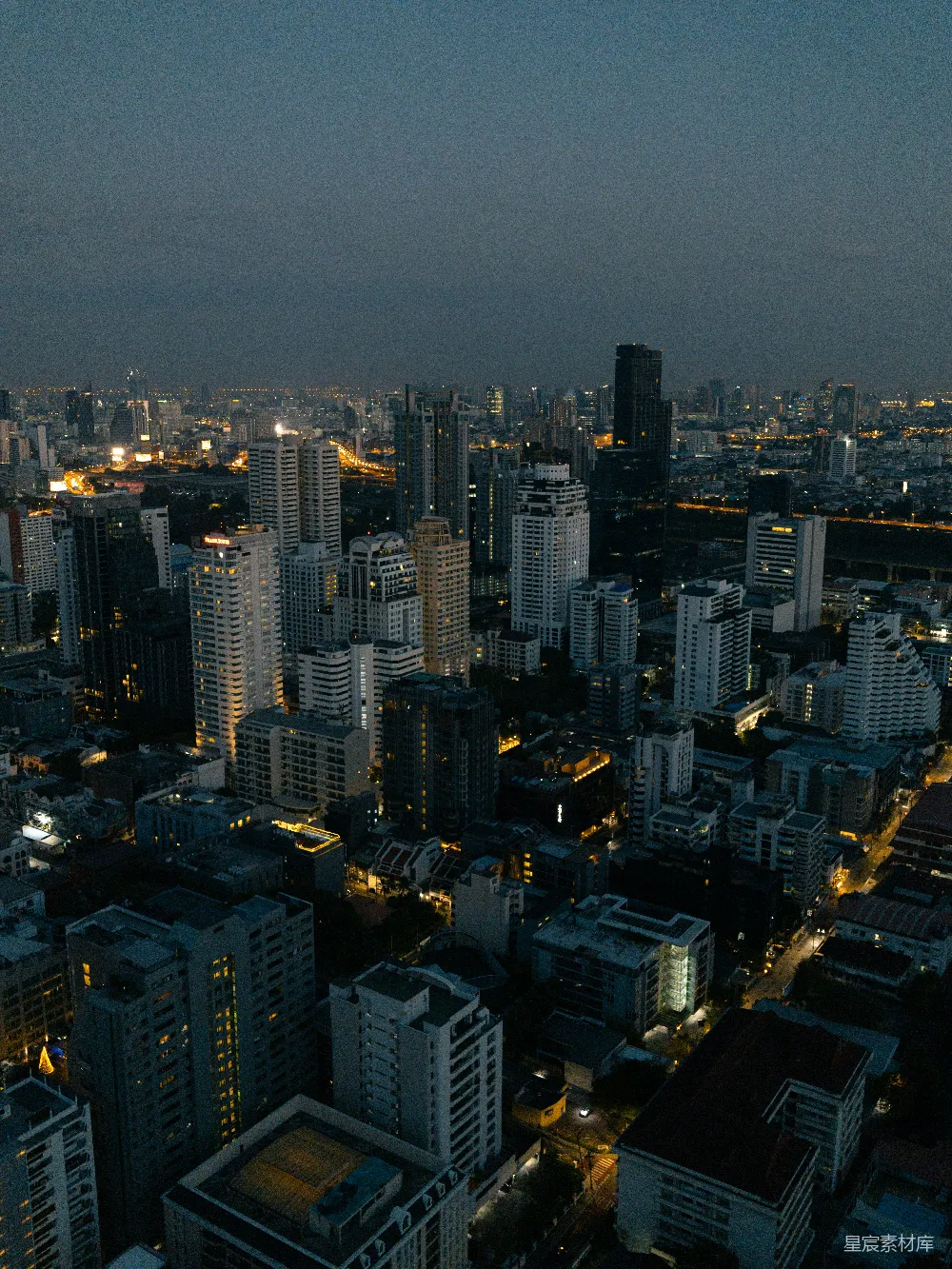 高清摄影  黄昏时分的城市景观，灯火通明的建筑物和灯光。
