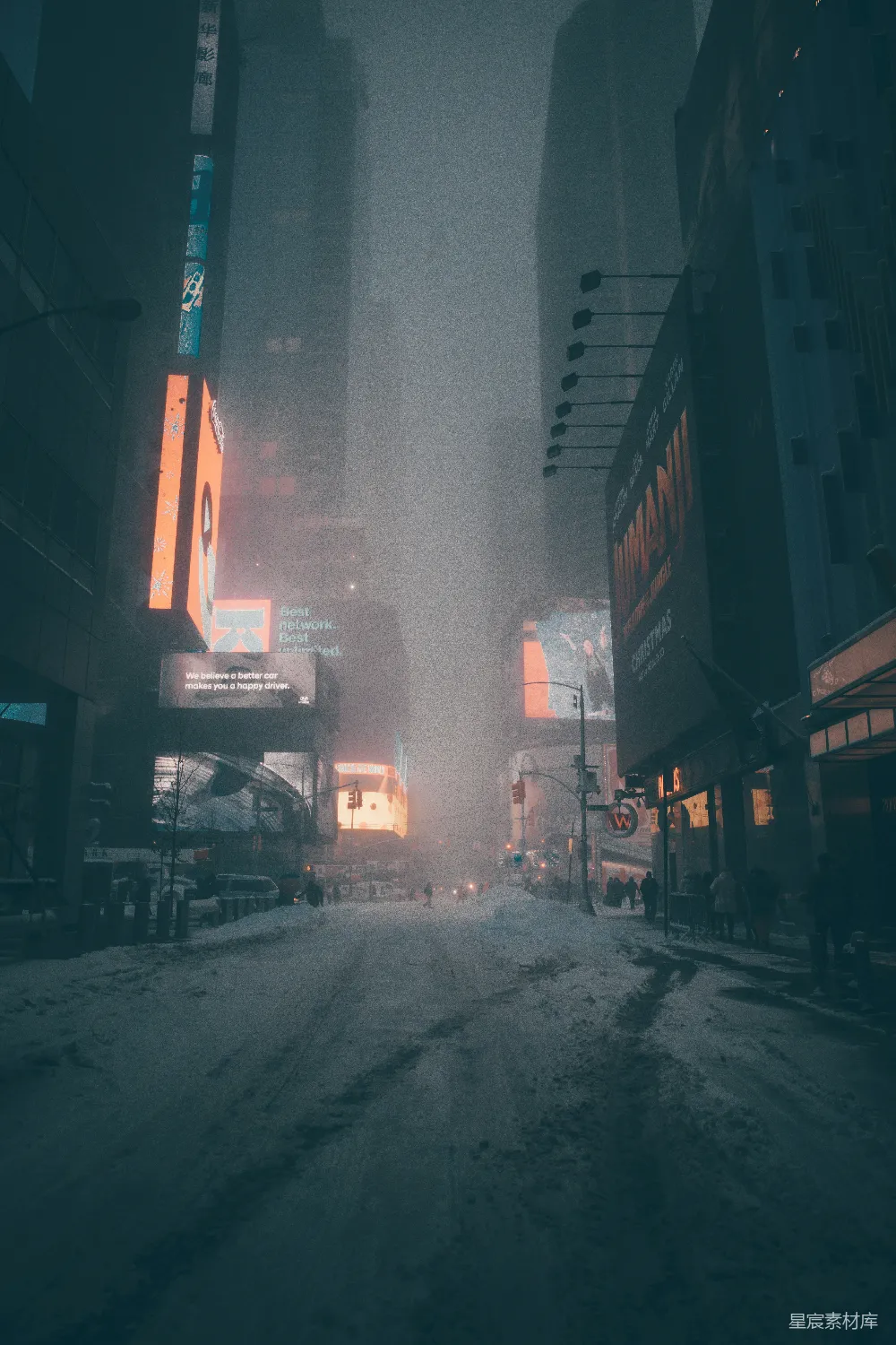 高清摄影  夜晚，人们走在被城市建筑环绕的街道上。