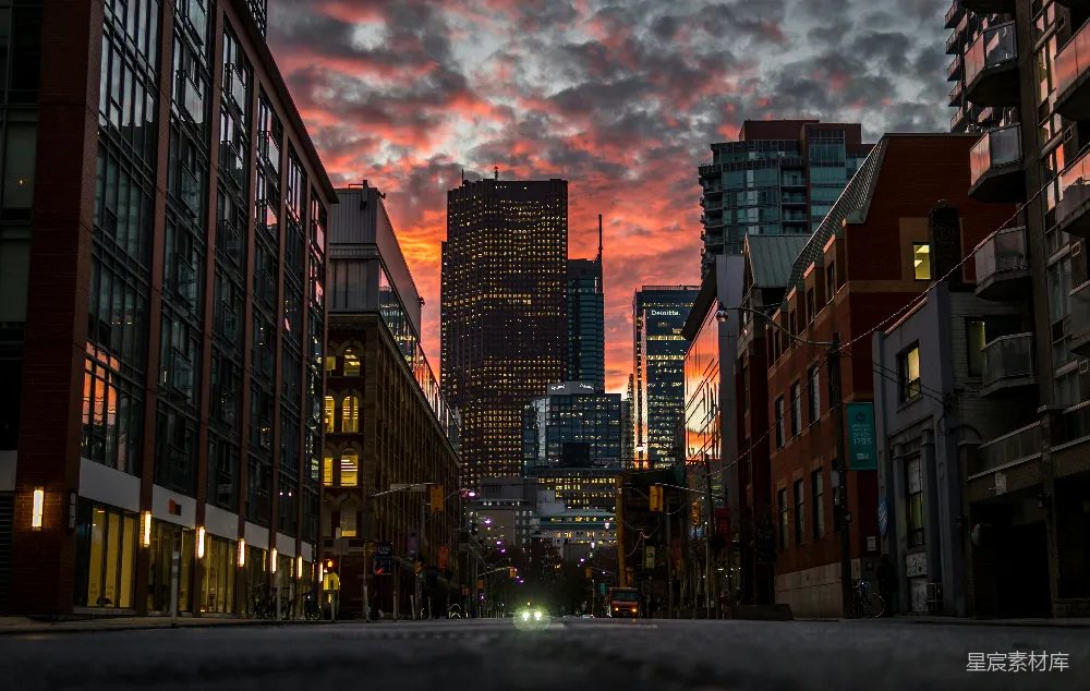 高清摄影  夕阳西下，灰云下的城市建筑
