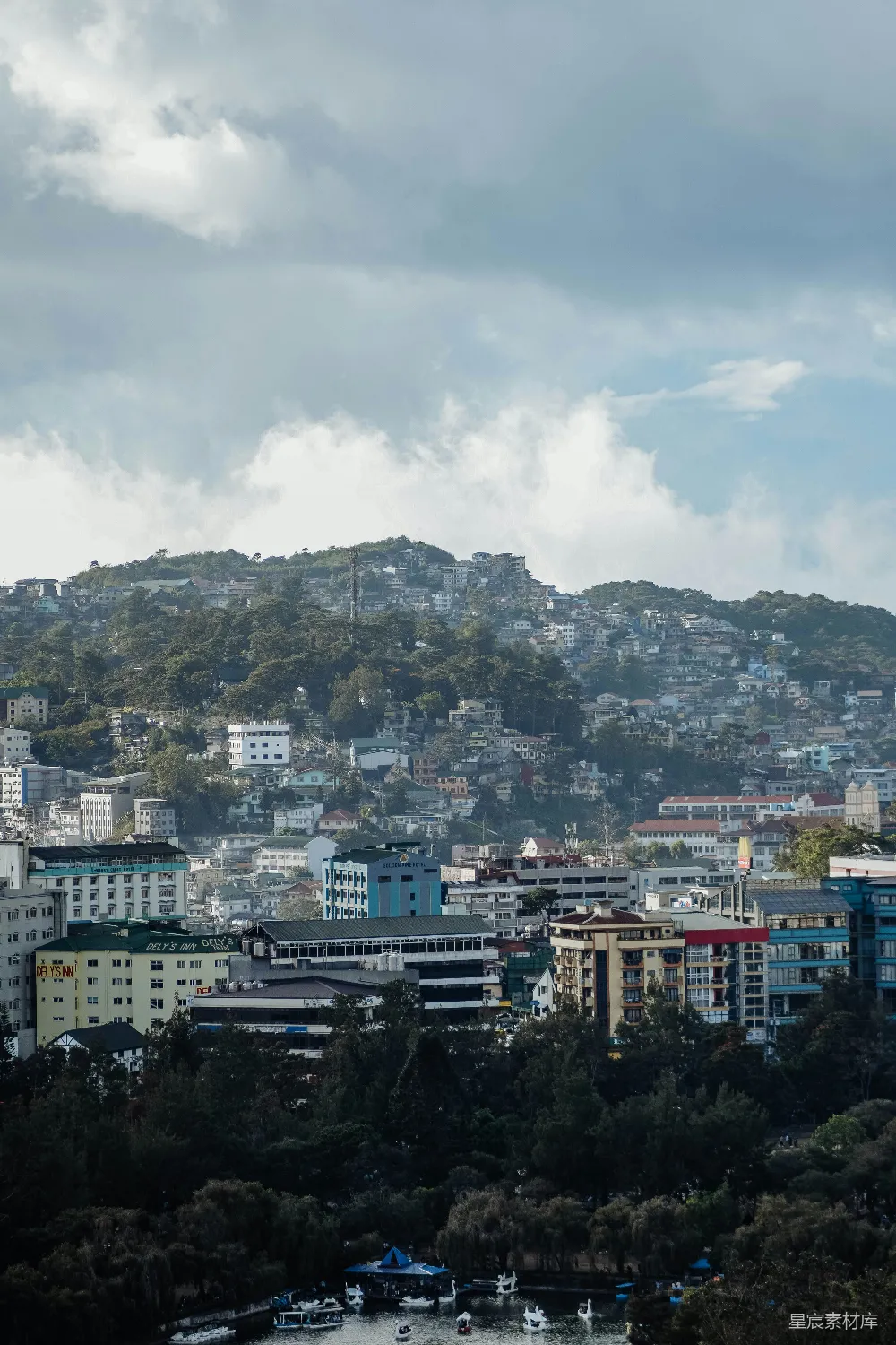 高清摄影  一座城市的景色，背景中有山。