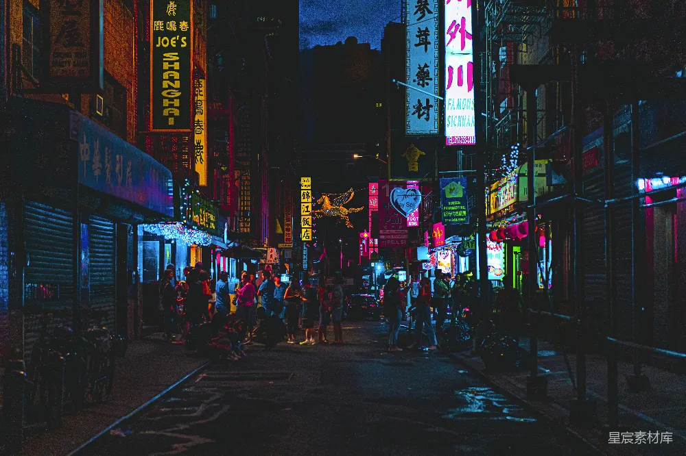 高清摄影  人们在夜间户外附近聚集。
