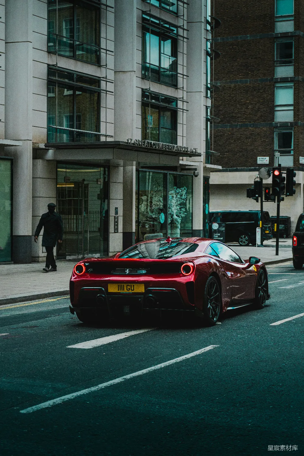 高清摄影  红色法拉利458 Italia在建筑物附近的路上行驶。