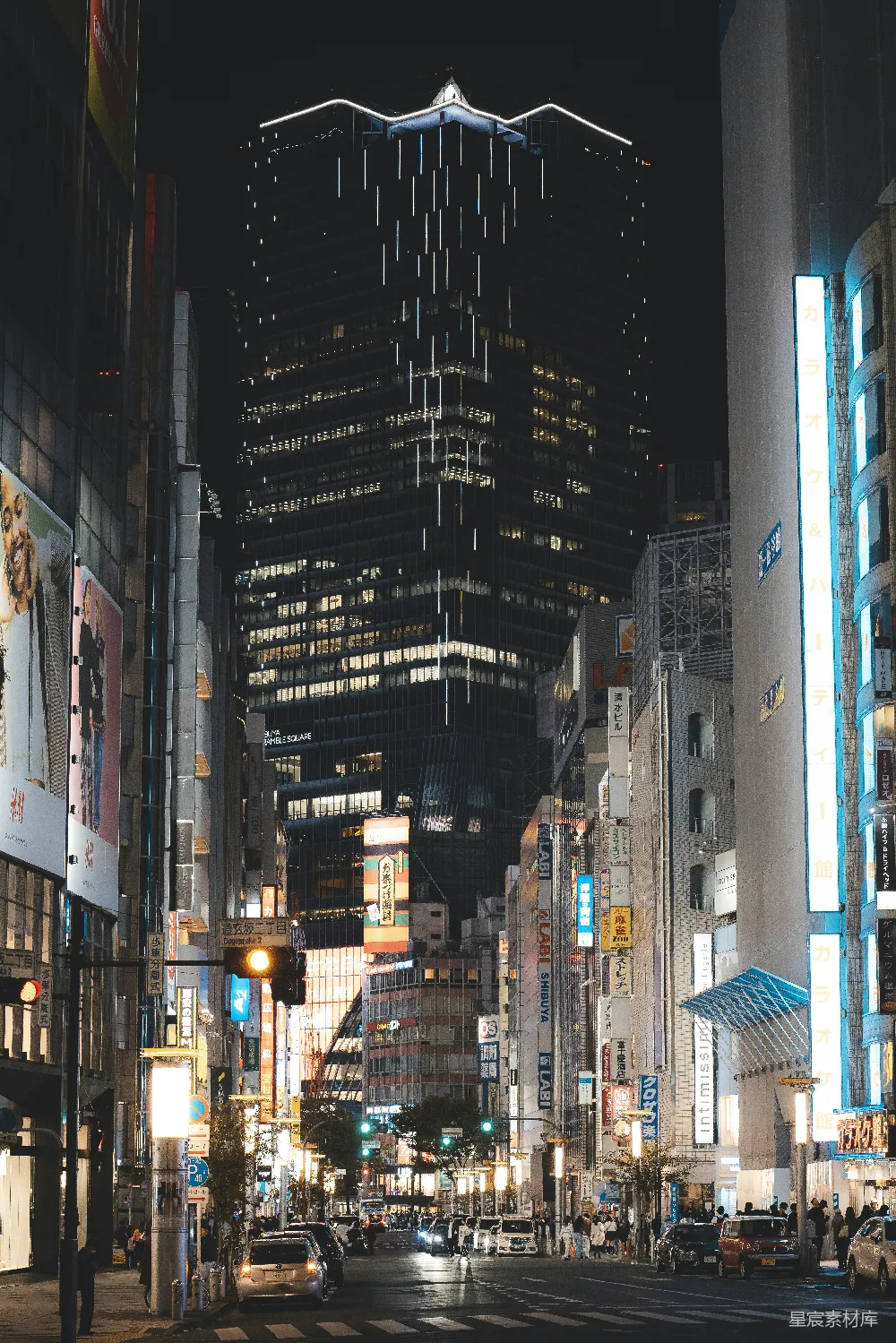 高清摄影  夜晚的城市街道，周围是高大的建筑物。