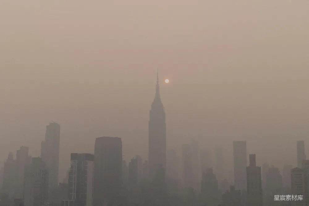 高清摄影 自然 旅行 电影 一个雾蒙蒙的城市天际线，远处的太阳隐约可见。