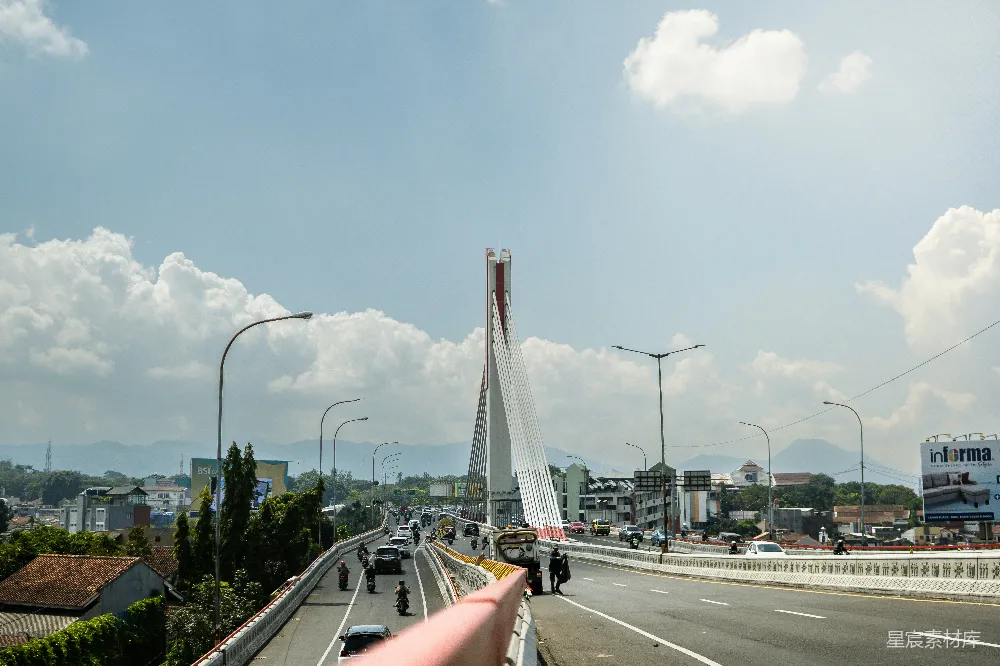 高清摄影  一座现代化的桥横跨繁忙的道路。