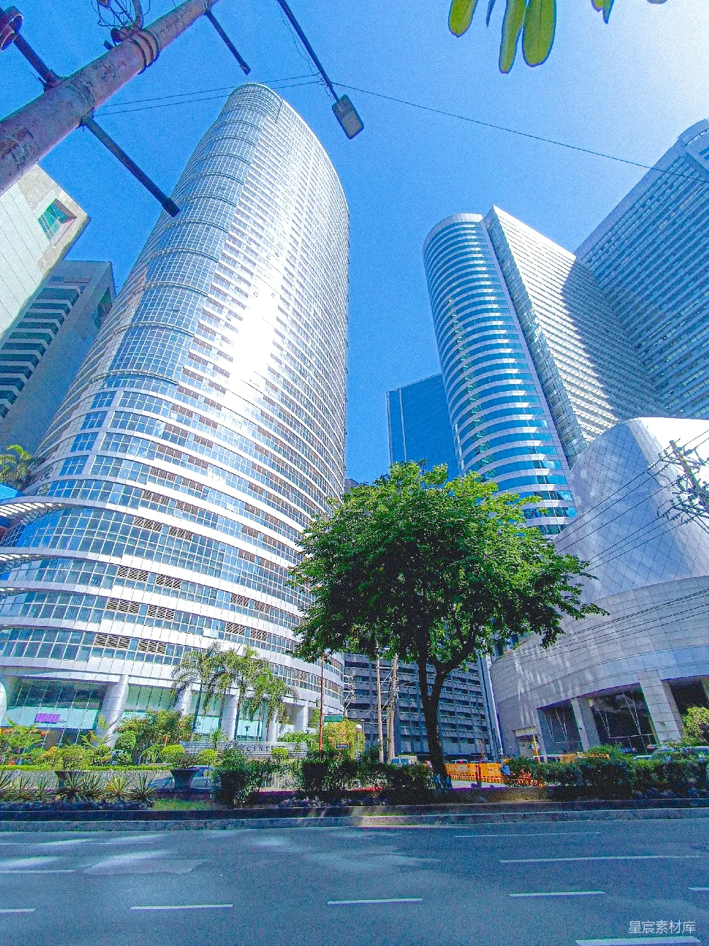 高清摄影  一条城市街道，背景中有高耸的建筑物。