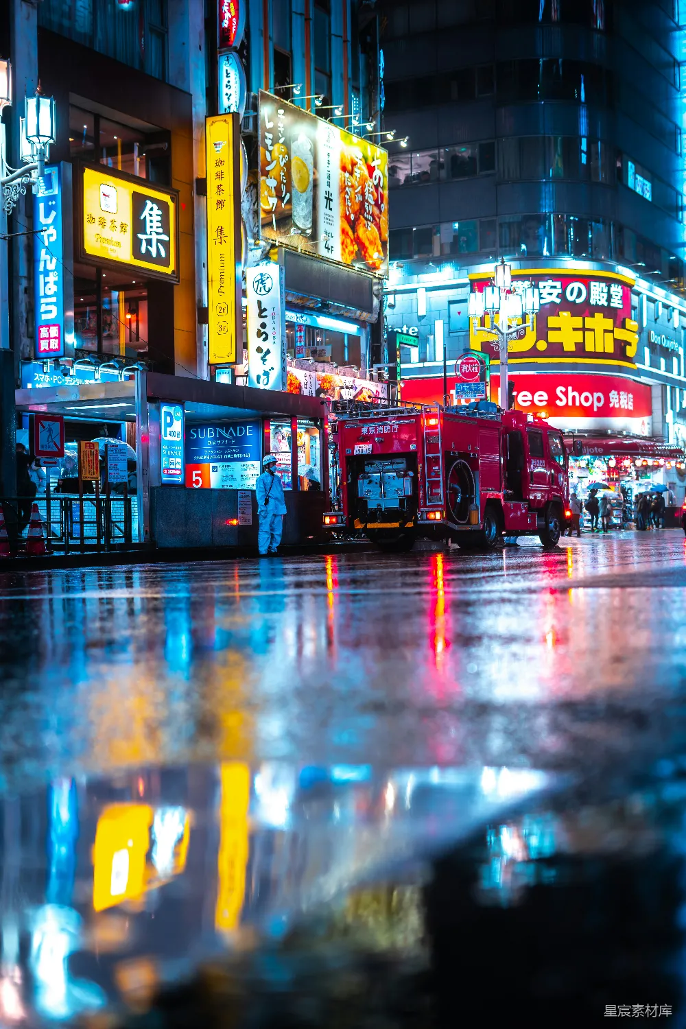 高清摄影  一条繁忙的街道上挤满了车辆。