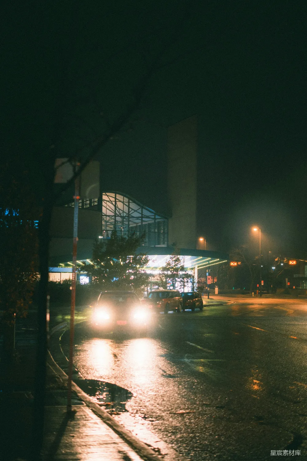 高清摄影  夜晚在街上行驶的汽车