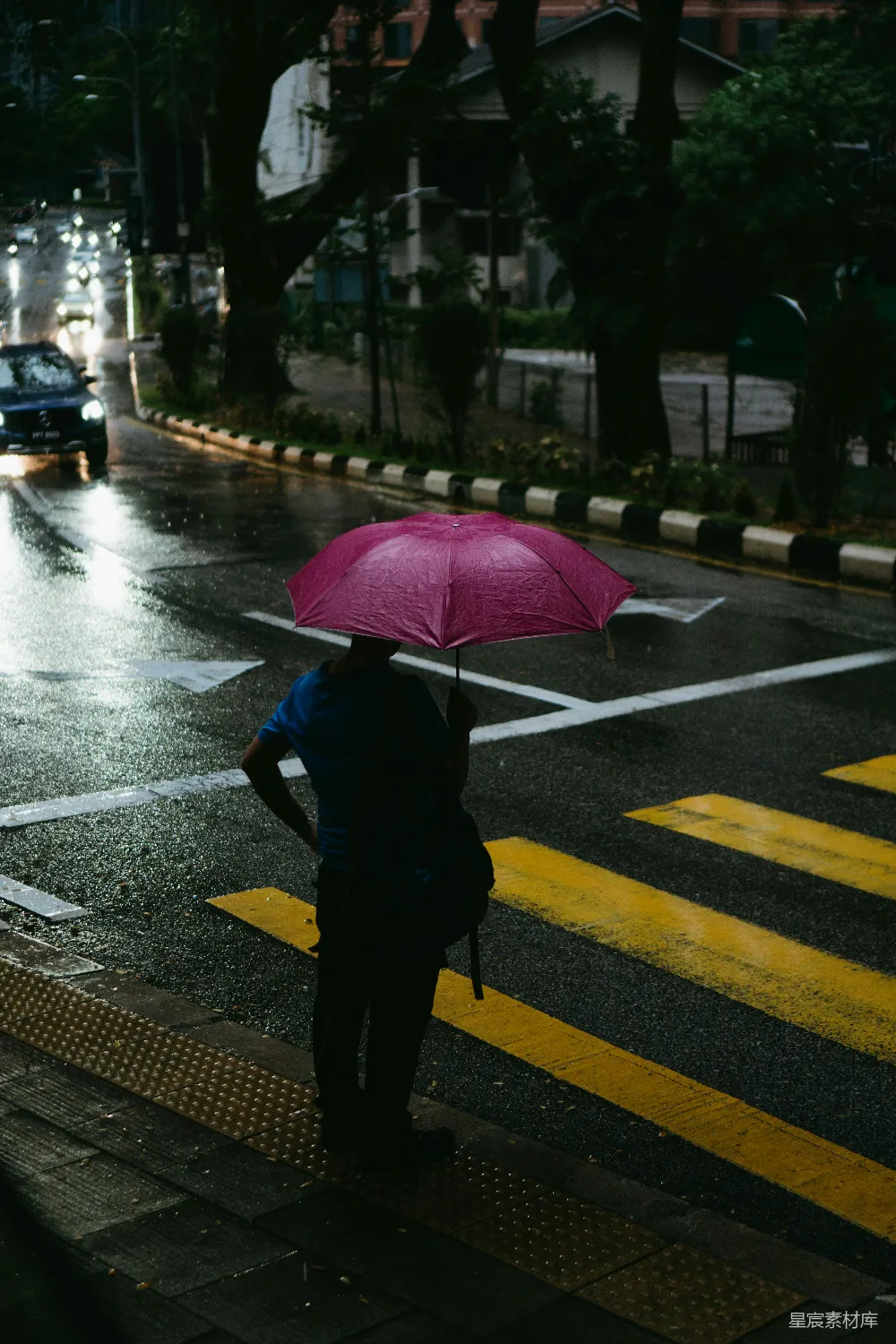 高清摄影 人物 旅行 壁纸 一个在雨天撑着雨伞的人