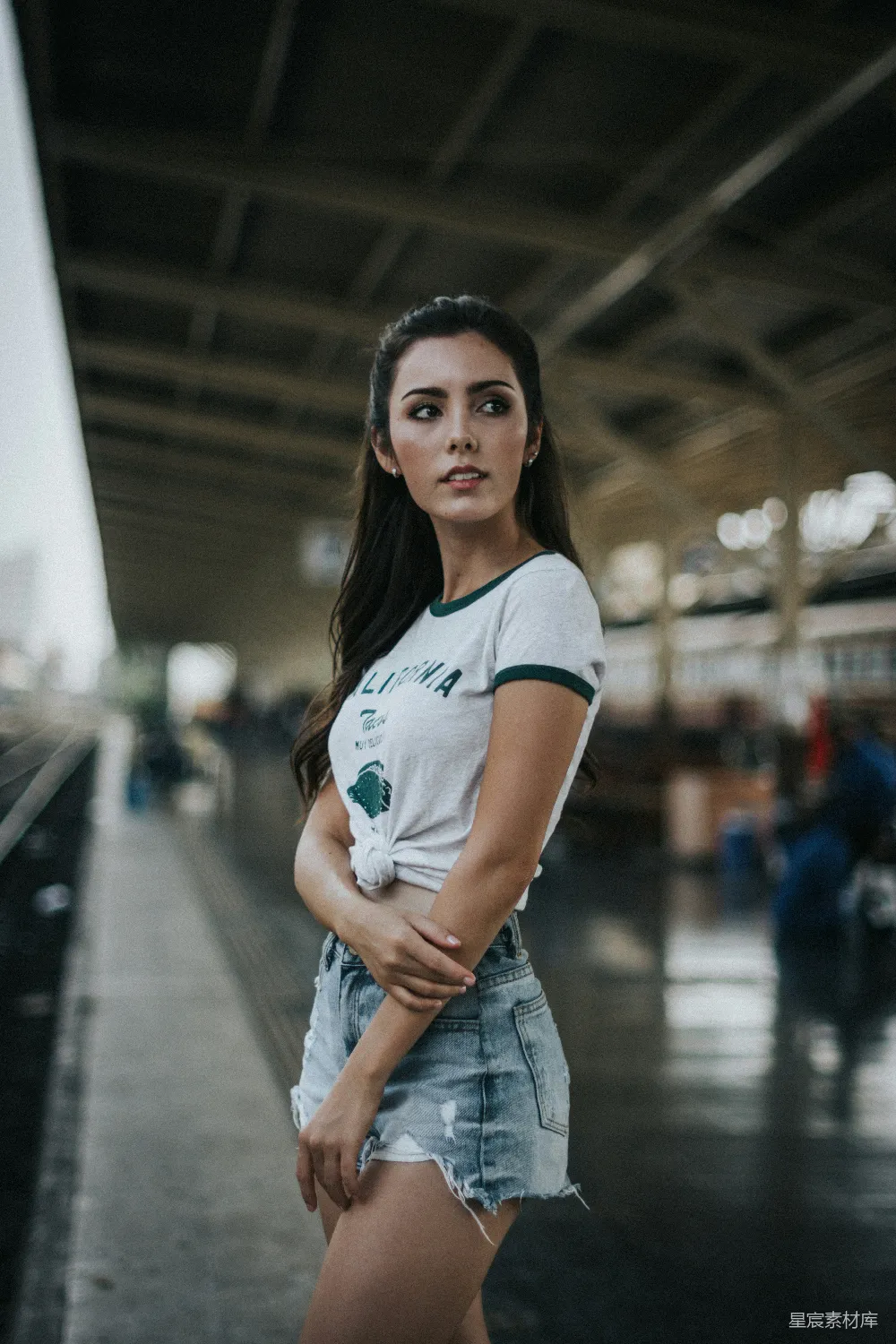 高清摄影 女人站在火车前面