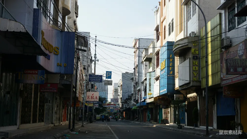 高清摄影  白蓝相间的混凝土建筑在白天靠近道路处