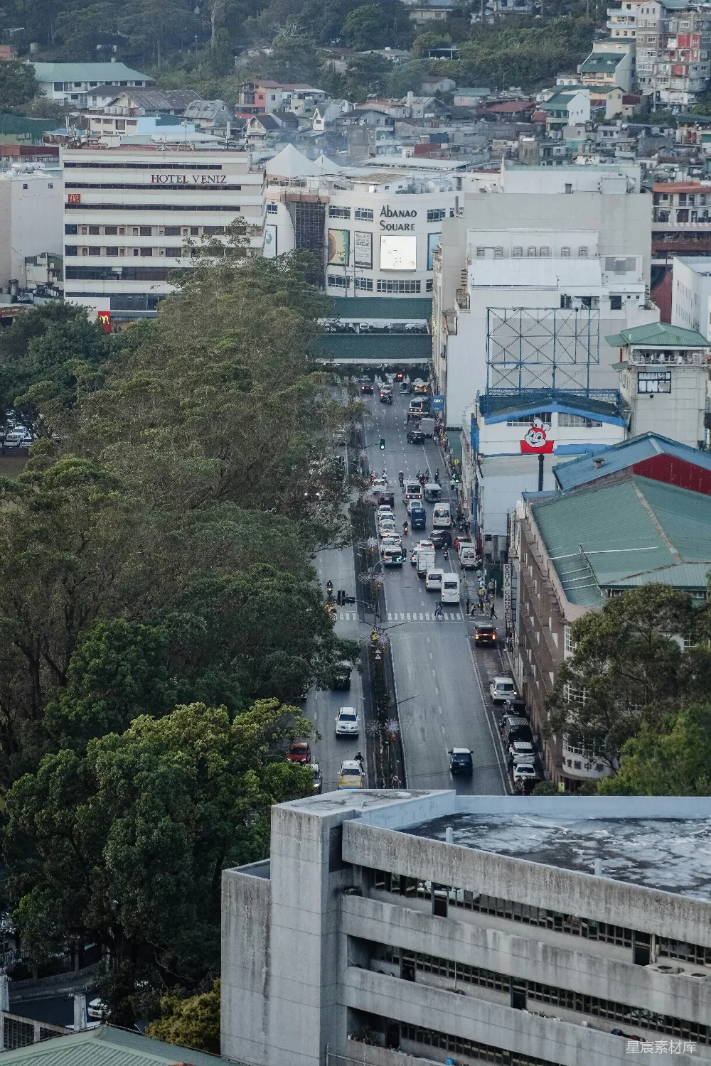 高清摄影  一条繁忙的城市街道，两旁是高楼大厦。