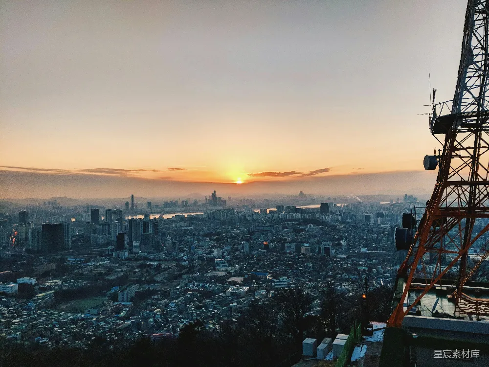 高清摄影  日落时分的城市天际线，天空中布满了云层。