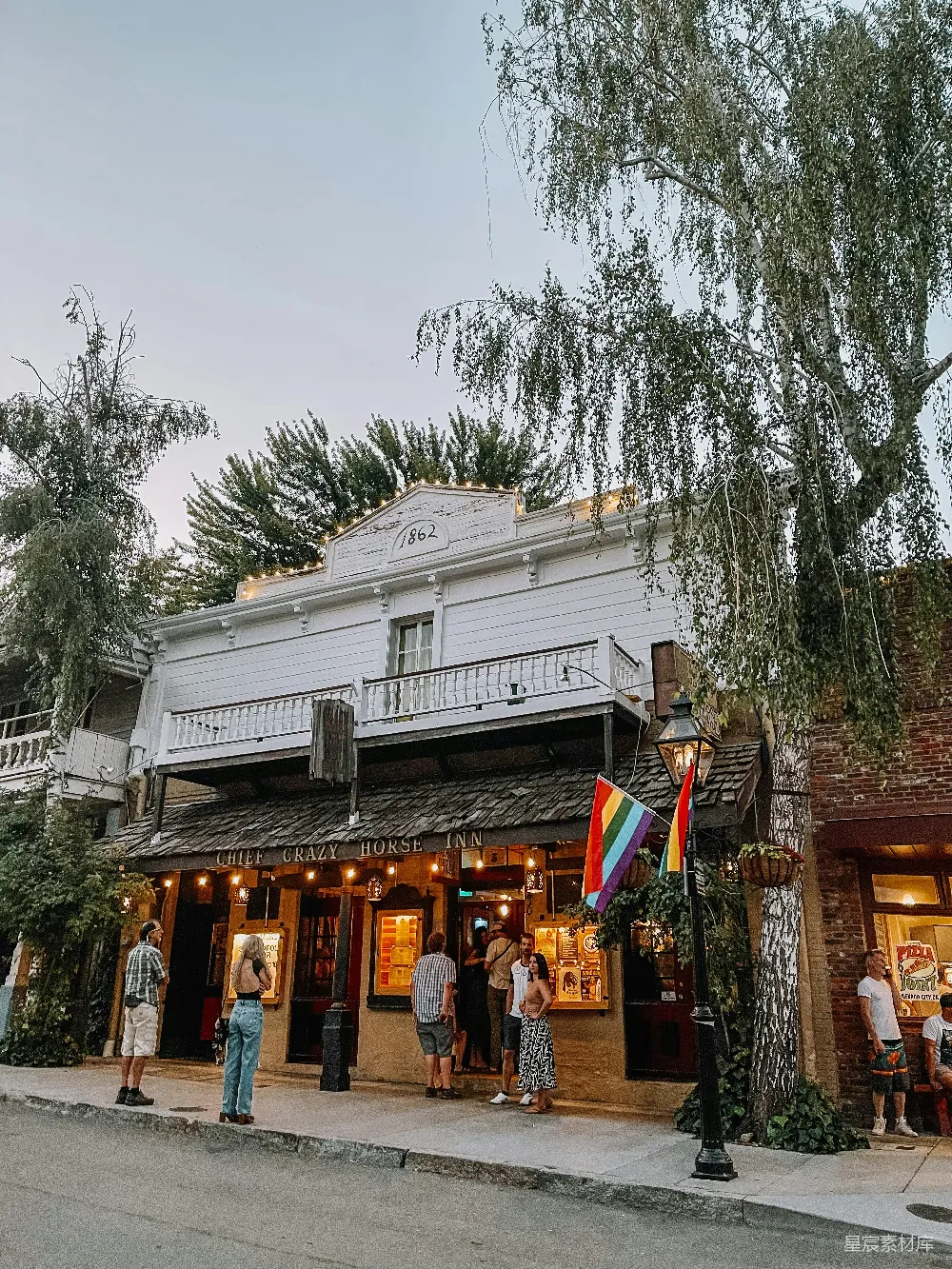 高清摄影  一群人在一栋建筑物外面站着。