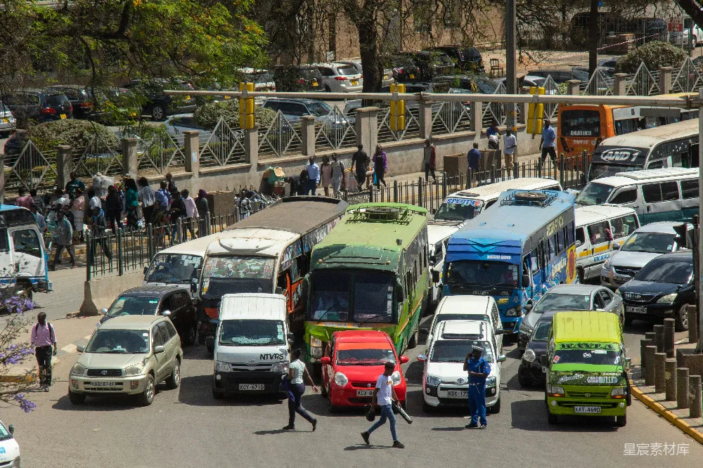 高清摄影  一条繁忙的街道，车辆川流不息。