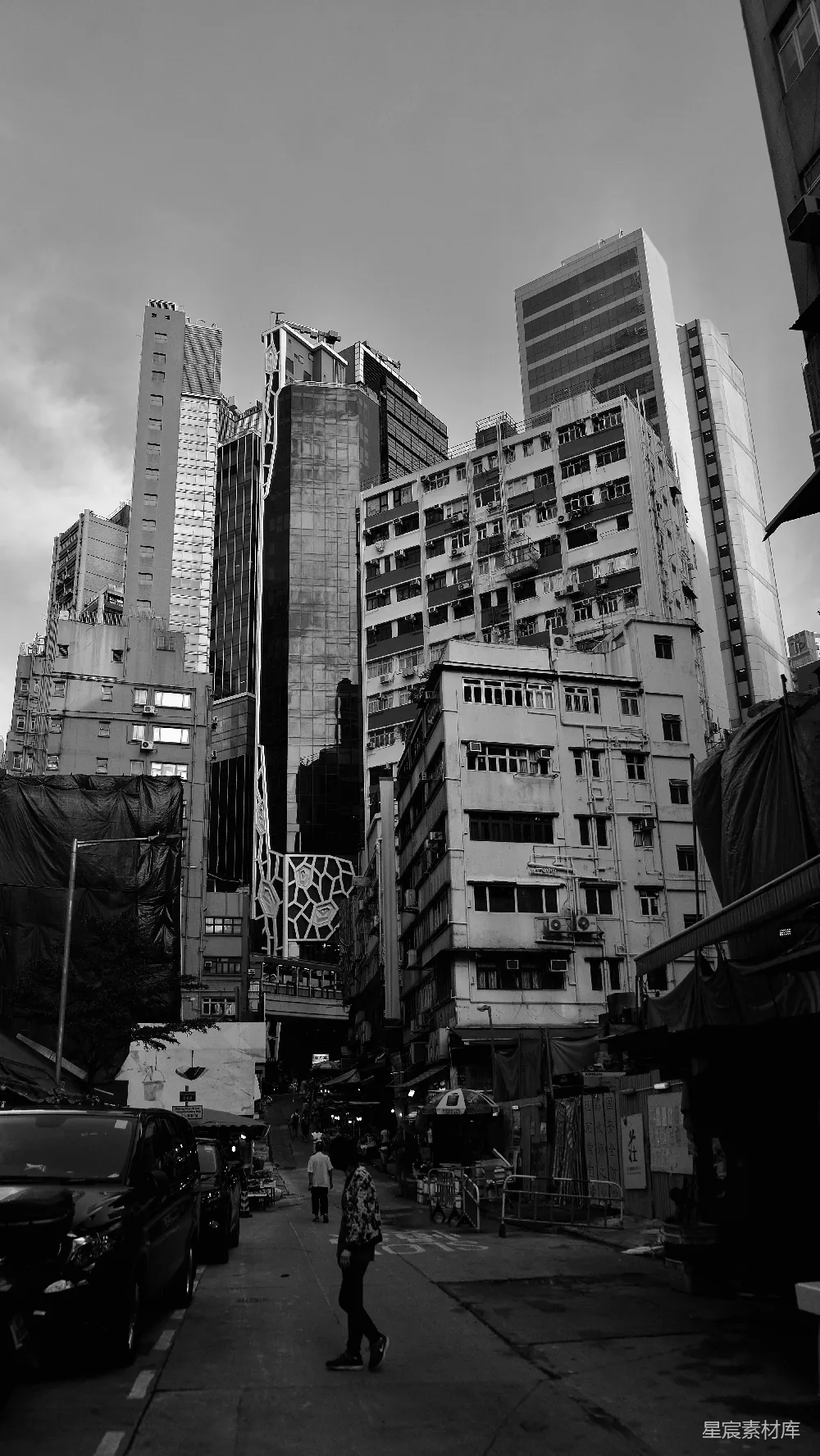 高清摄影  一张黑白照片，展现了一条城市街道的景象。