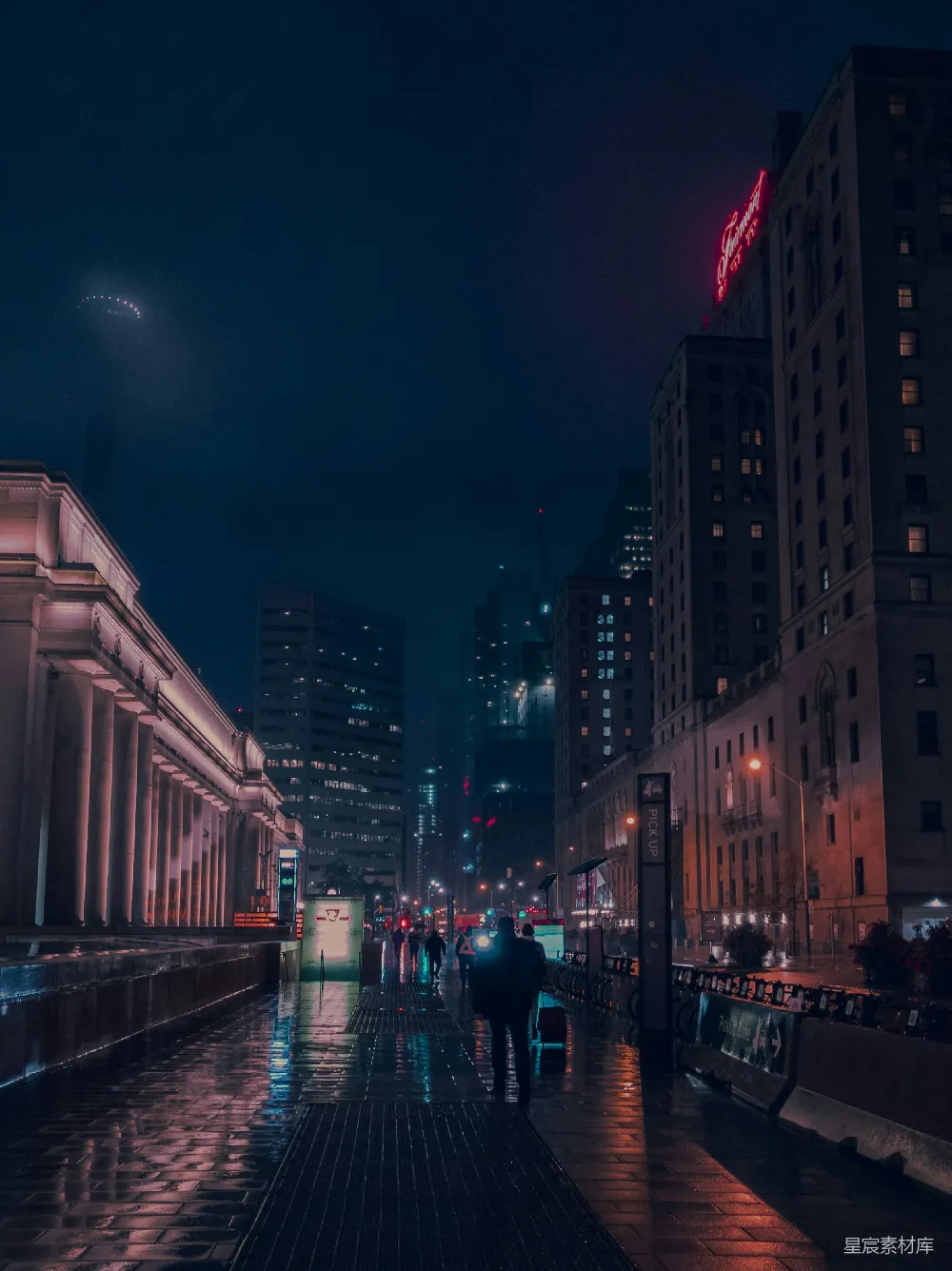 高清摄影 壁纸 一群人在夜晚沿着街道行走。