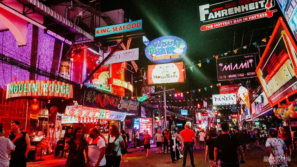 高清摄影  夜晚时分，人们站在商店建筑之间。
