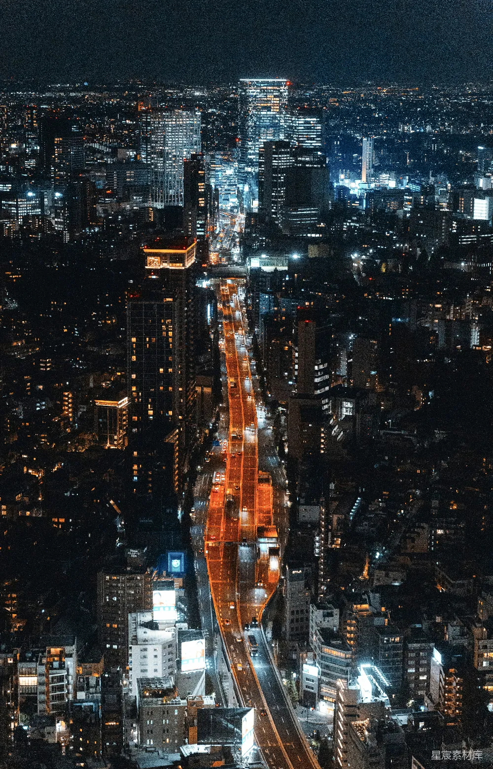 高清摄影  充满活力的城市夜景，高速公路灯火通明。