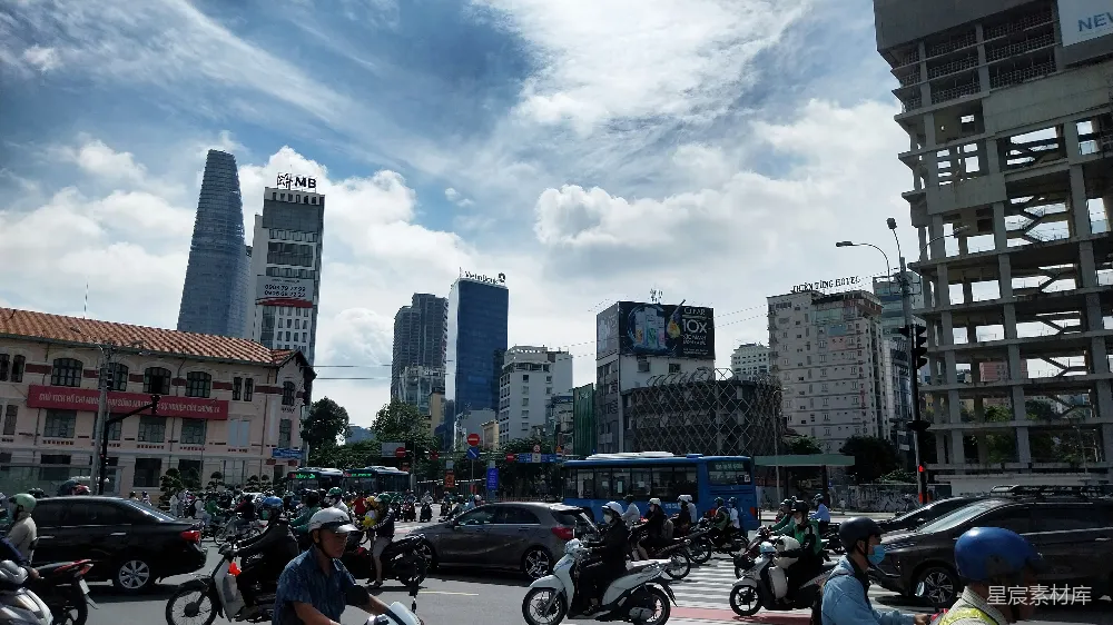 高清摄影  一群人骑着摩托车沿着街道行驶