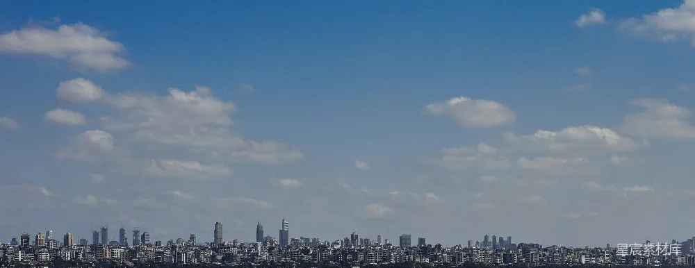 高清摄影  一架飞机在城市上空飞行