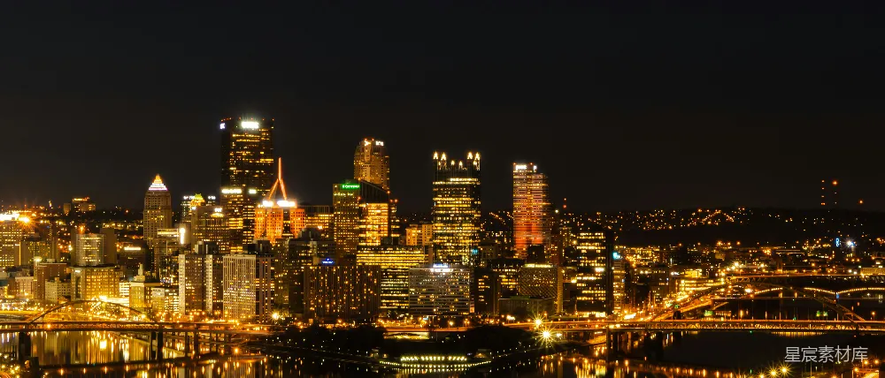 高清摄影  夜晚的城市，桥在前景。