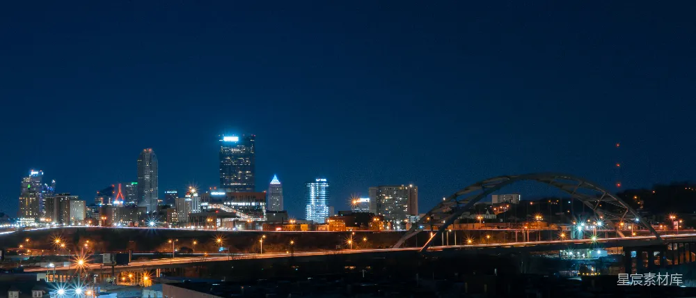 高清摄影  一城夜景，桥位于前景