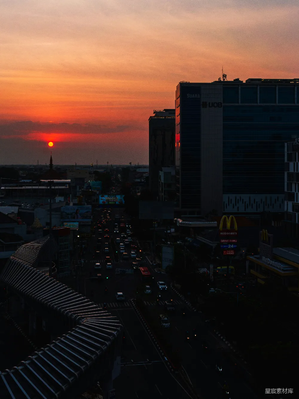 高清摄影  夕阳下的城市建筑与橙色的天空