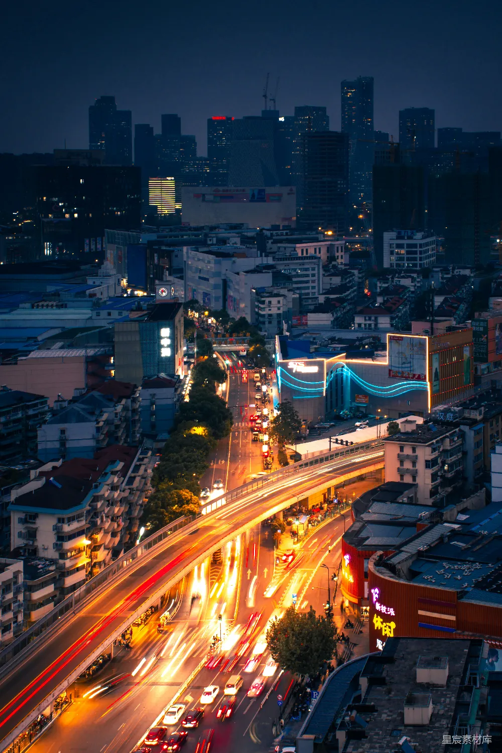 高清摄影  一条夜晚充满车流的城市街道。