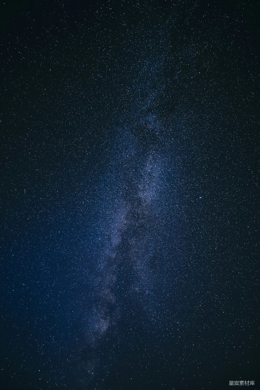 满天都是闪烁的繁星，一片黑暗。