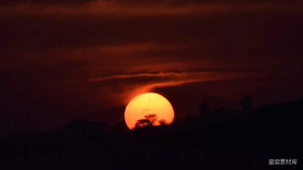 高清摄影  夕阳西下在黑暗的天空中
