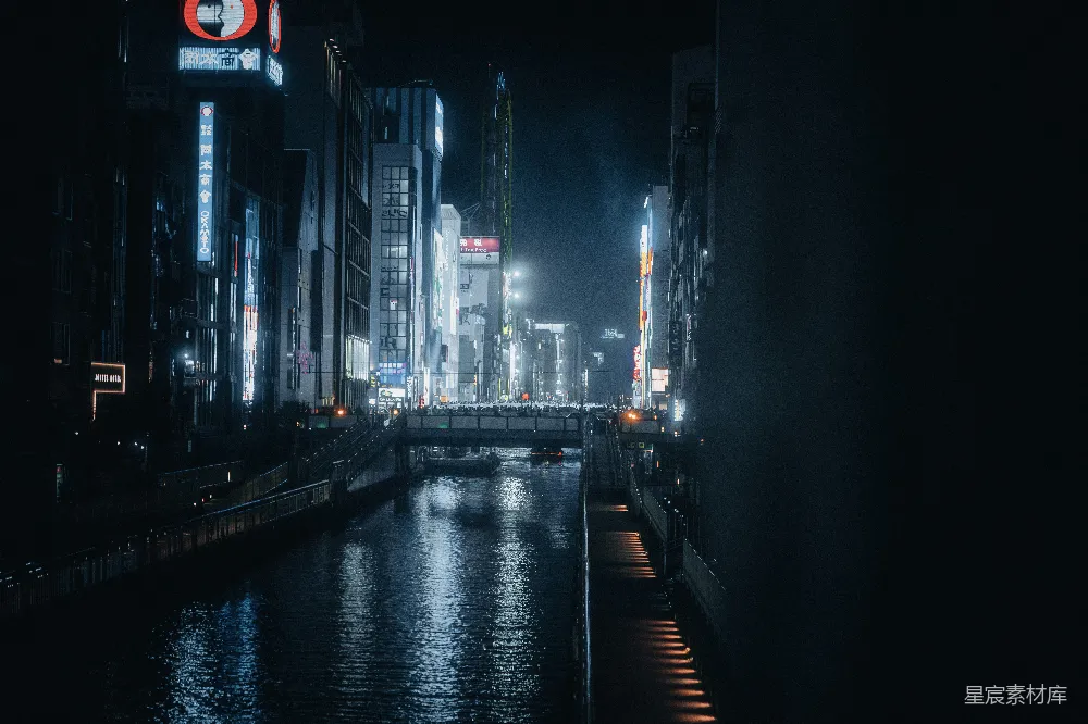 高清摄影  一条河流在夜晚穿过城市。