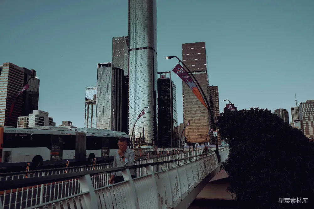 高清摄影  一座高楼林立的城市，还有一座桥