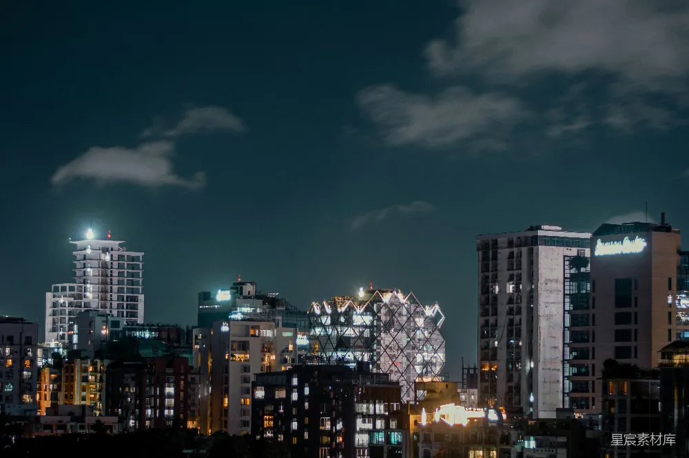 高清摄影  一座城市夜晚的景色，有许多高楼大厦。