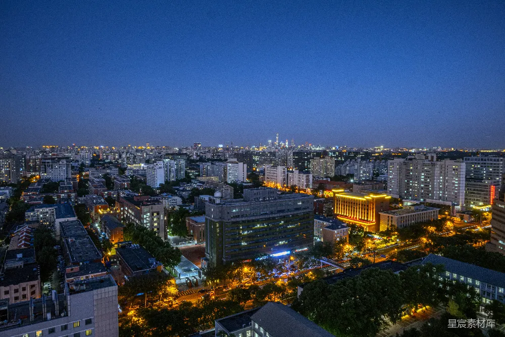 高清摄影  从一栋高楼的顶部俯瞰夜景。