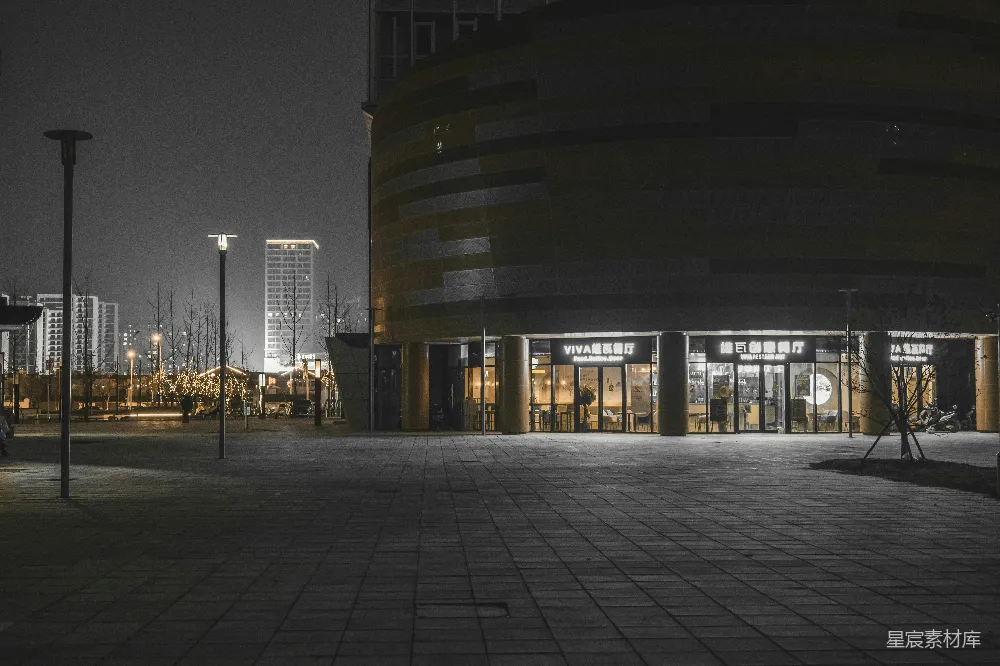 高清摄影  一个空的停车场，背景中有一座建筑物。