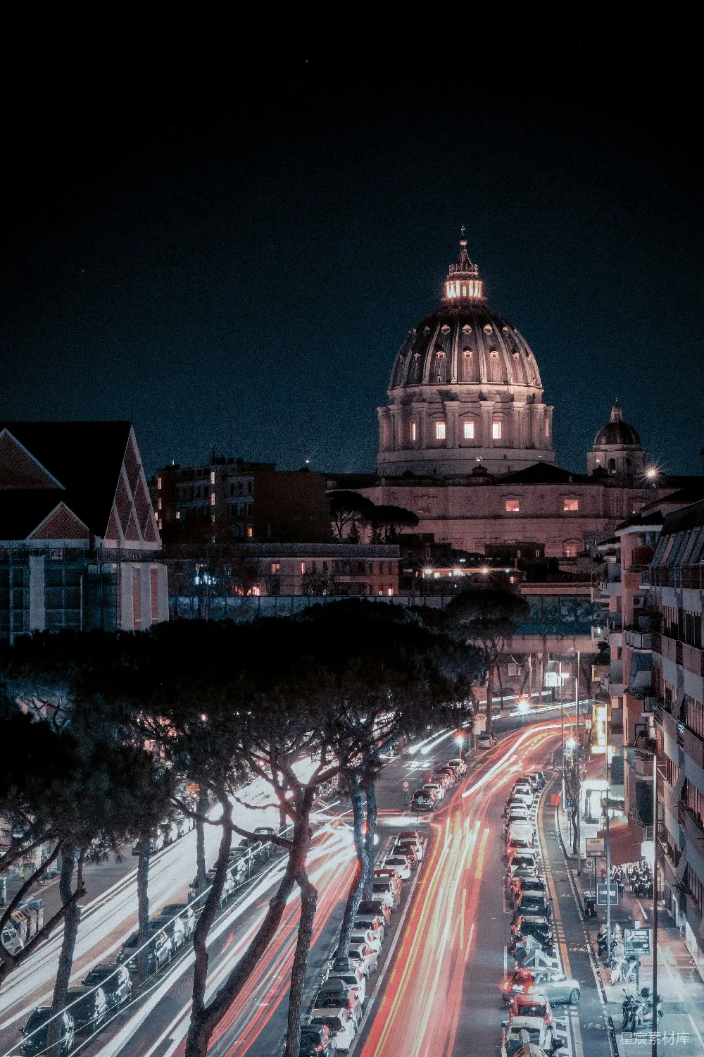 高清摄影  一条夜晚车流繁忙的城市街道