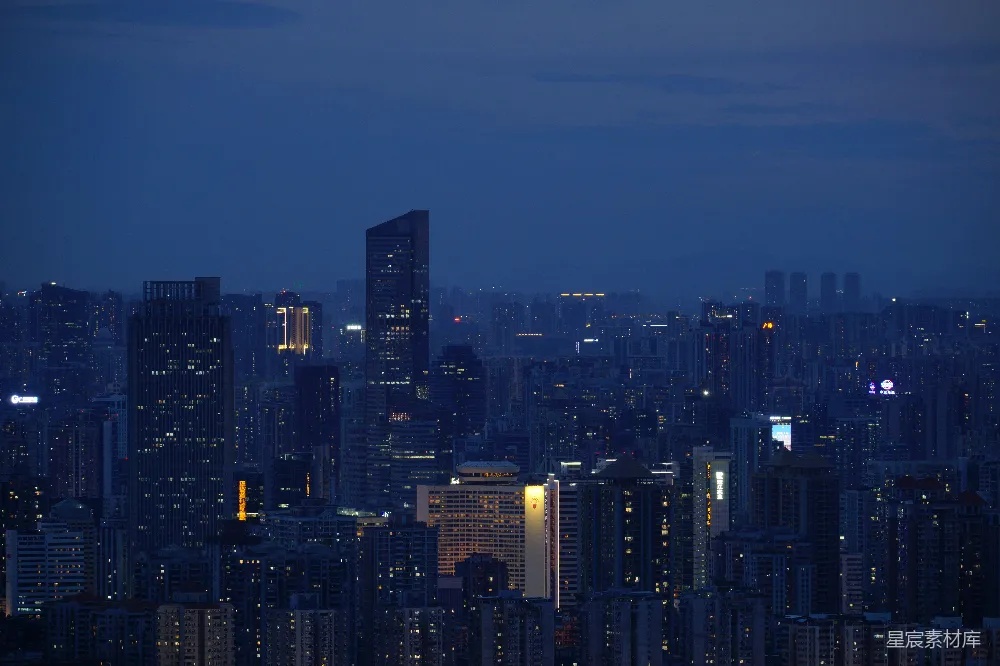 高清摄影  黄昏时分的城市天际线，灯火辉煌的建筑物。
