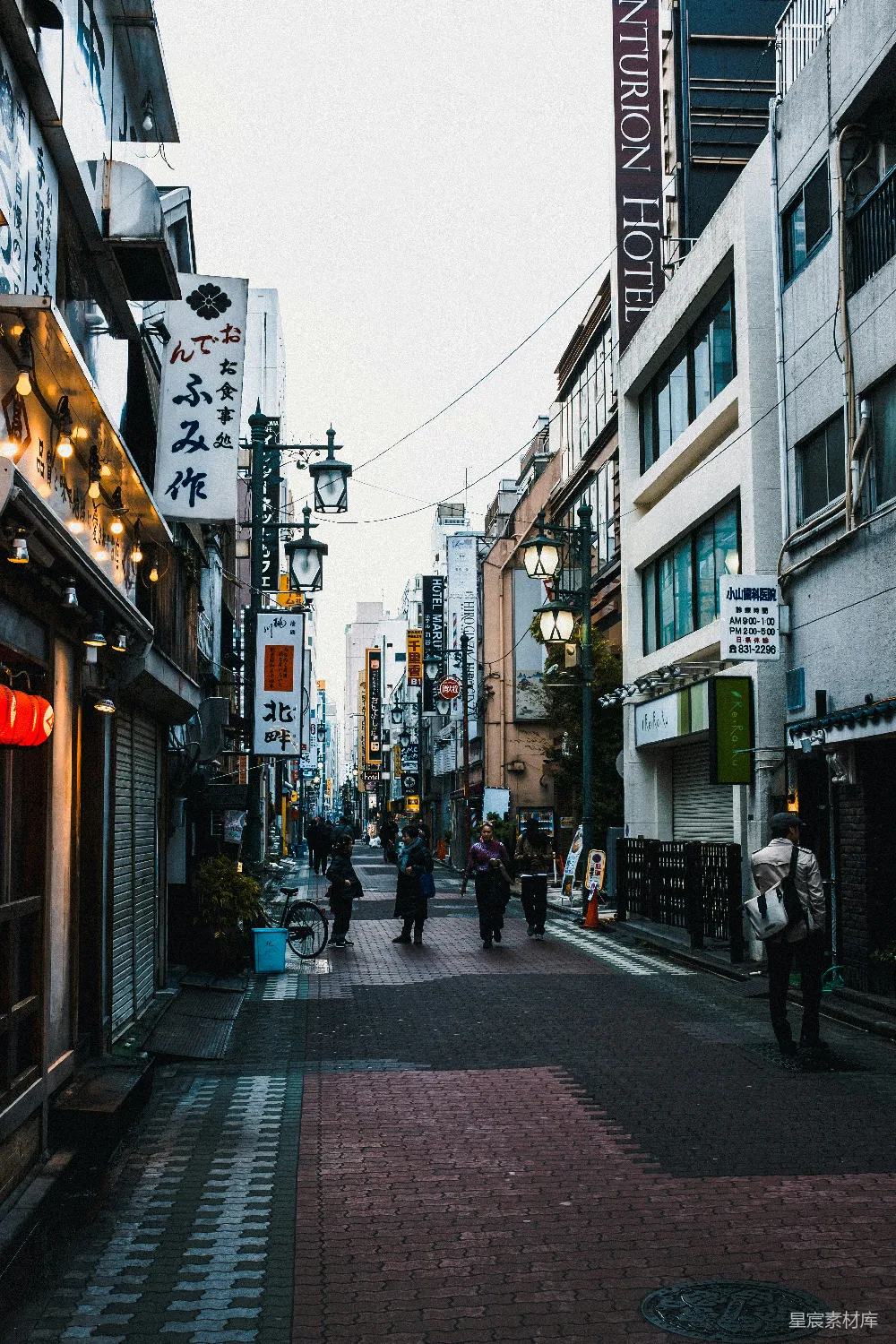 高清摄影  人们在白天走在街上。