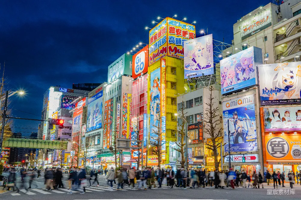 高清摄影  夜晚拥挤的城市街道，人们过马路。