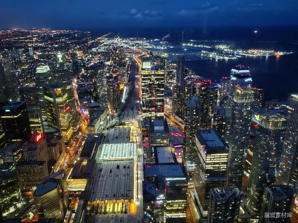 高清摄影  从建筑物顶部俯瞰夜晚的城市景色。