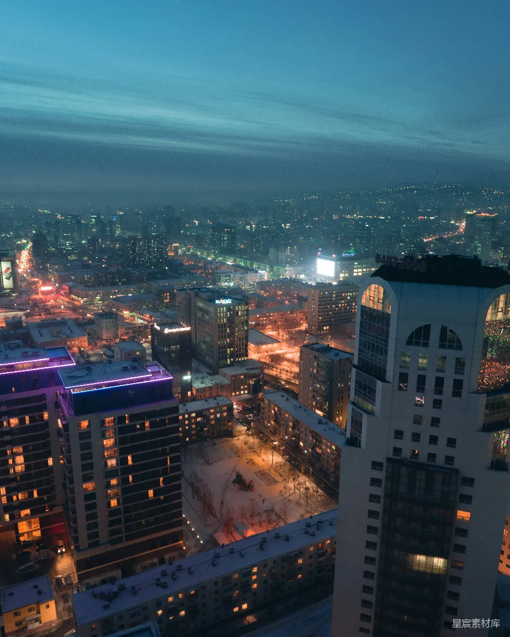 高清摄影  夜间城市建筑的航拍视角